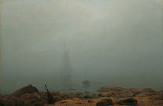 Морской пляж в тумане