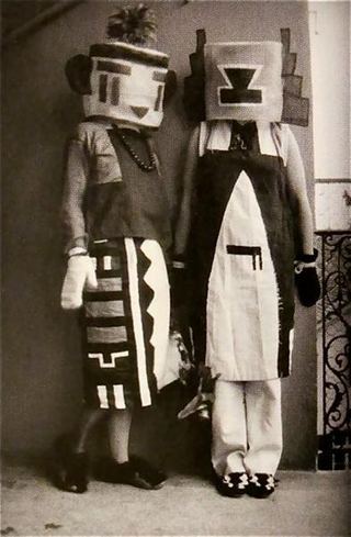 Софи и Эрика Тойбер (Индийские костюмы хопи), c.1925