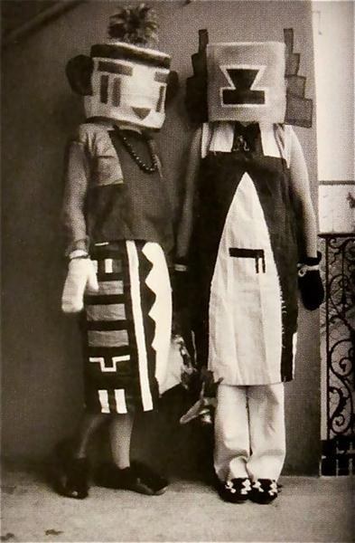 Софи и Эрика Тойбер (Индийские костюмы хопи), c.1925